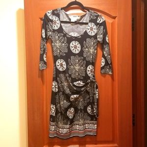 Max Studio Knee Length Scoop Neck Long Sleeve Mock Wrap Draped Knotted Dress, XS